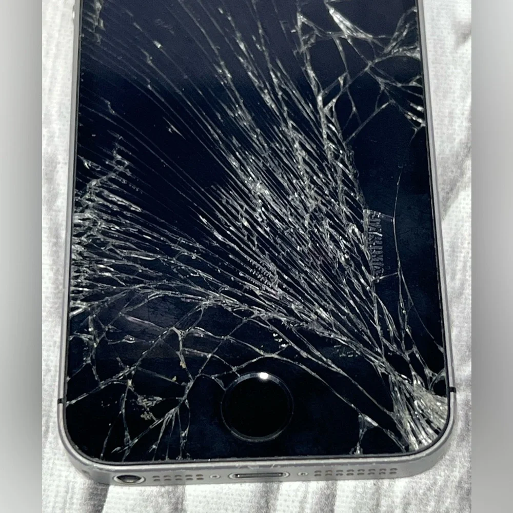 For Parts As-is Apple iPhone SE 32Gb A1662 Broken Screen And Back